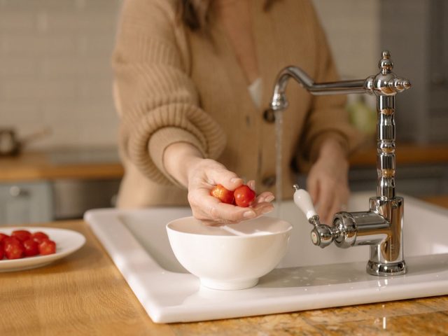 Comment déboucher un évier rapidement sans outils