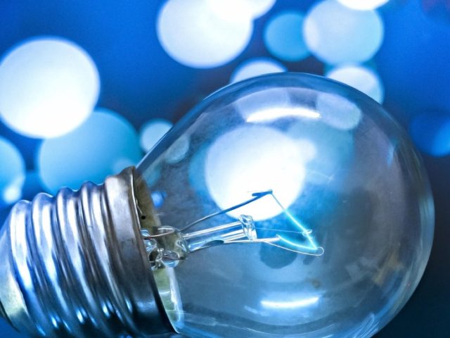 Conserver les restes en sécurité: frigo ≤ 4 °C, congélateur ≤