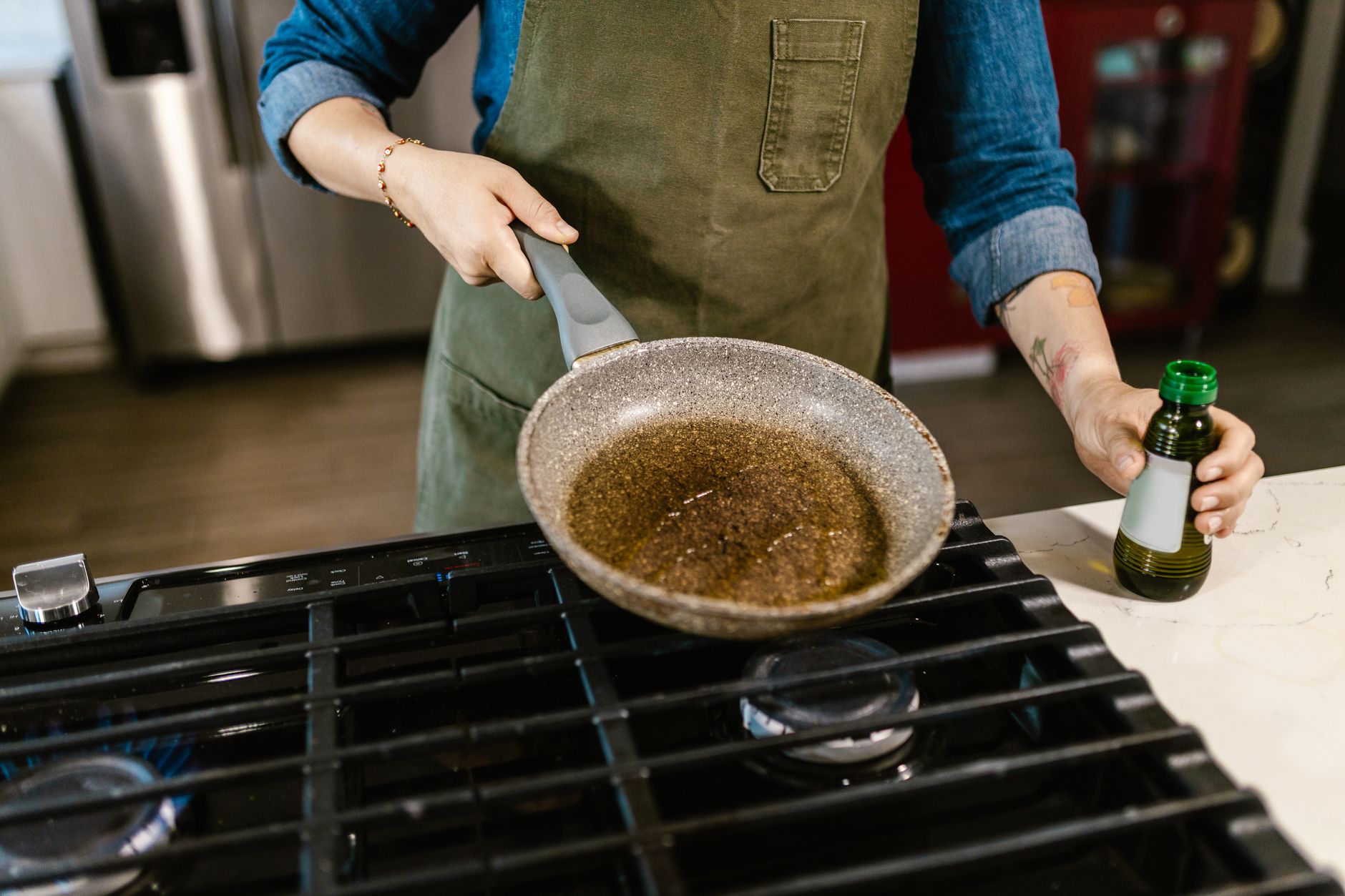 Comparatif pratique : vinaigre, bicarbonate et huiles