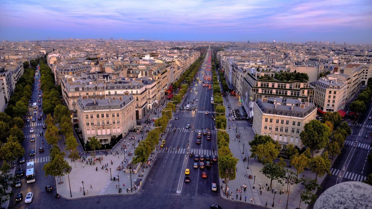 Coureurs sur les Champs-Élysées à Paris